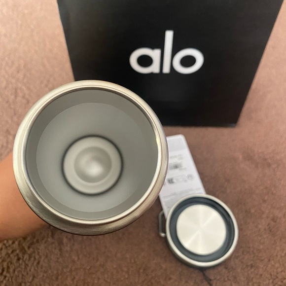 ALO Yoga Black Water Bottle - Picture 5 of 6